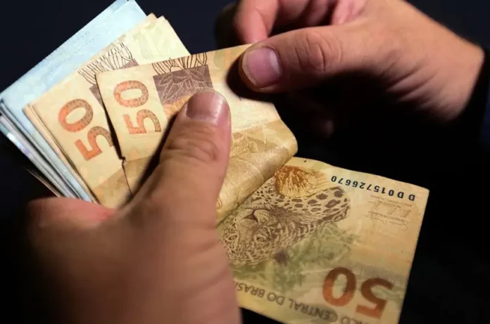 O salário mínimo de 2025 pode subir para R$ 1.524