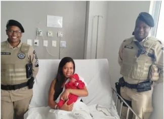 Policiais militares ajudam mulher a dar à luz em Camaçari