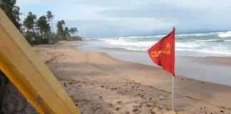 A falta de salva-vidas nas praias de Camaçari gera preocupação.