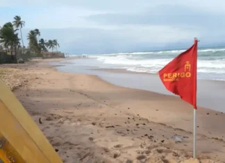 A falta de salva-vidas nas praias de Camaçari gera preocupação.