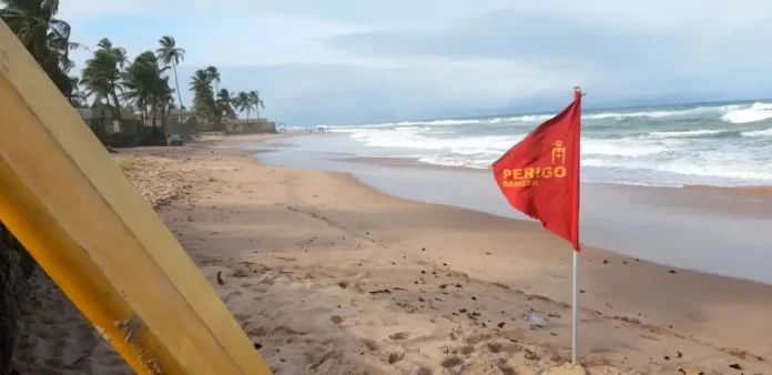 A falta de salva-vidas nas praias de Camaçari gera preocupação.