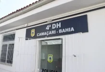 Inicialmente, ele alegou suicídio, mas a investigação apontou evidências de luta corporal e manipulação da cena do crime.
