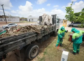 A Prefeitura de Camaçari está realizando o Faxinaço, um mutirão de limpeza que já melhorou diversos bairros com remoção de lixo