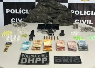 Dinheiro, celulares e um relógio foram apreendidos na ação