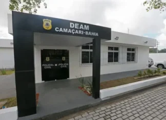 Homem é preso em Camaçari após confessar ter atirado contra a companheira durante uma discussão no bairro Jaraguá.