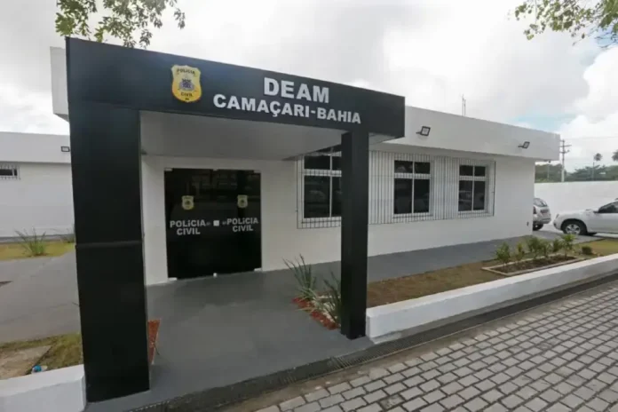Homem é preso em Camaçari após confessar ter atirado contra a companheira durante uma discussão no bairro Jaraguá.