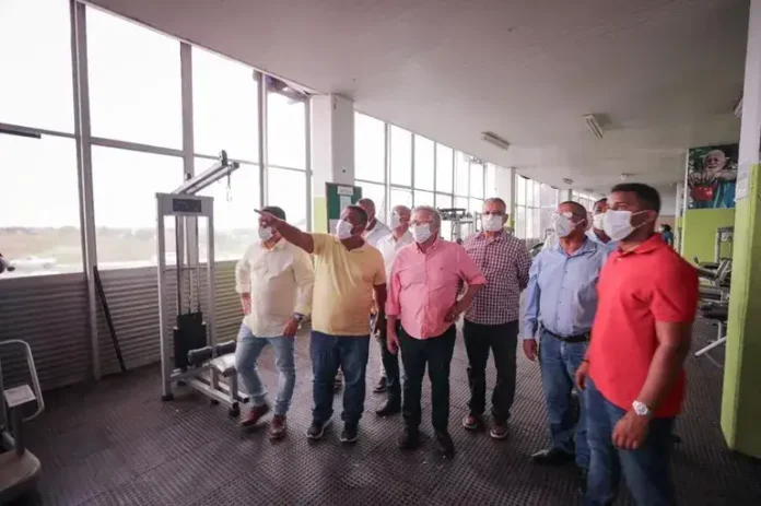 O Estádio Municipal de Camaçari está em ruínas,
