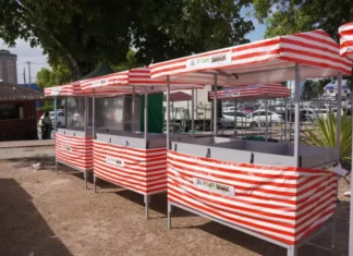 Prefeitura entrega barracas novas para agricultores de Camaçari