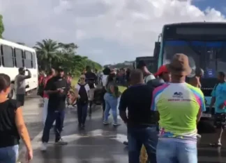 A comunidade fechou a Via Parafuso (BA-535) exigindo a retomada do serviço