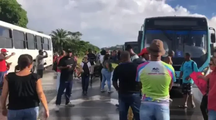 A comunidade fechou a Via Parafuso (BA-535) exigindo a retomada do serviço