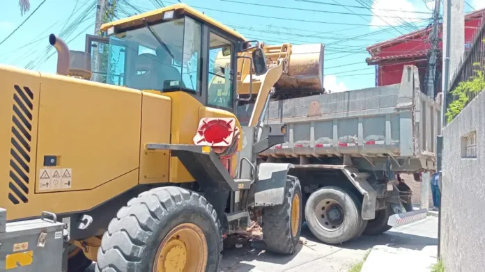 Prefeitura de Camaçari, junto à Sesp, resolve problema de lixo na Rua do Encanto com ação rápida e eficiente Prefeitura de Camaçari, junto à Sesp, resolve problema de lixo na Rua do Encanto com ação rápida e eficiente