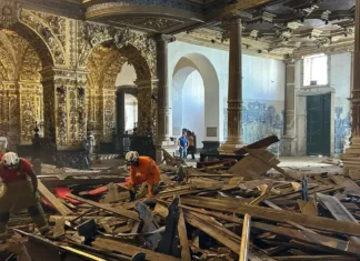 Uma turista morreu e cinco pessoas ficaram feridas após o desabamento do teto da histórica Igreja de São Francisco