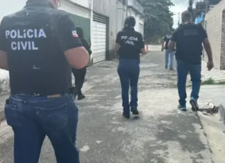 A polícia apreendeu dispositivos eletrônicos e segue investigando o caso para identificar outros envolvidos.