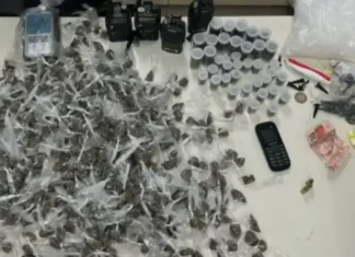 Durante a ação, houve confronto, e os suspeitos fugiram para uma área de mata. A polícia segue investigando para capturar os envolvidos.