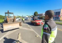 Os motoristas devem usar rotas alternativas para evitar congestionamentos. Previsão de conclusão das obras é de uma semana.