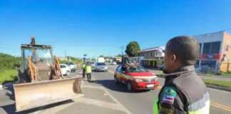 Os motoristas devem usar rotas alternativas para evitar congestionamentos. Previsão de conclusão das obras é de uma semana.