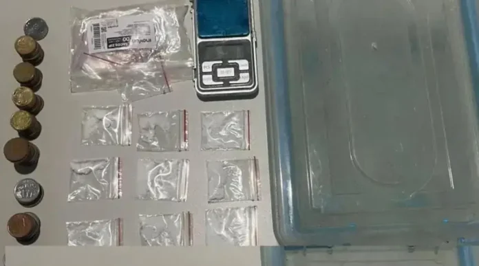 A Polícia Militar agiu rápido e levou o suspeito e o material apreendido para a 18ª Delegacia Territorial. A Polícia Militar agiu rápido e levou o suspeito e o material apreendido para a 18ª Delegacia Territorial.
