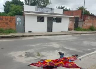 A polícia investiga os casos e busca identificar os autores. A população teme pelo aumento da violência.