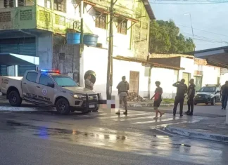 Camaçari amanheceu com mais um crime brutal_ um jovem foi encontrado morto com marcas de tiro na cabeça, próximo ao Corpo de Bombeiros, na Radial A.