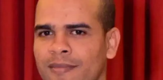 Ele foi encontrado com armas e munições em casa.