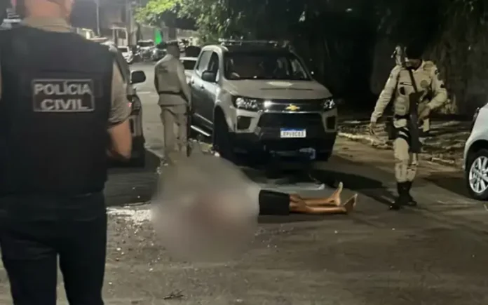 O crime aconteceu na madrugada de sábado e deixou moradores em choque. A polícia investiga o caso.