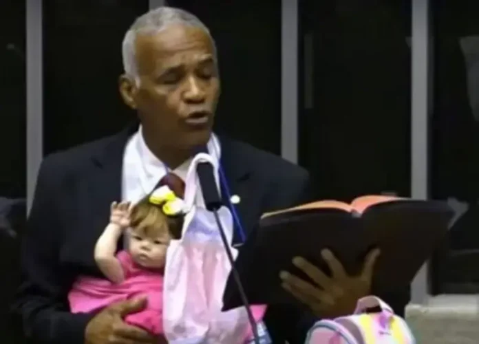 A declaração de Isidório não condena o uso das bonecas reborn, mas propõe uma reflexão sobre prioridades A declaração de Isidório não condena o uso das bonecas reborn, mas propõe uma reflexão sobre prioridades