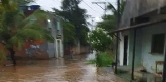 Casas foram invadidas pela água, moradores perderam móveis e cobram ação das autoridades