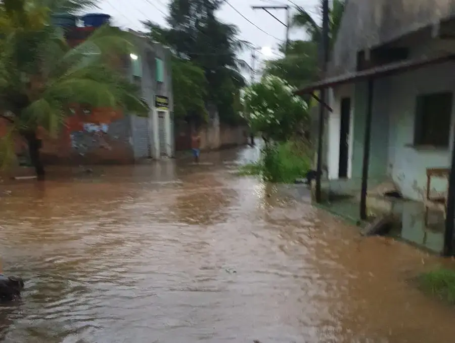 Casas foram invadidas pela água, moradores perderam móveis e cobram ação das autoridades