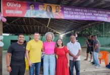 Festa cheia de música, brindes, saúde e alegria na Praça São Bento.