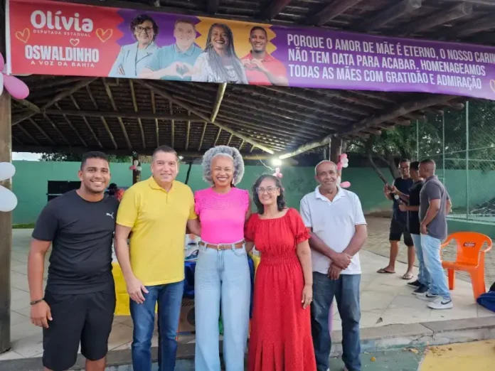 Festa cheia de música, brindes, saúde e alegria na Praça São Bento.