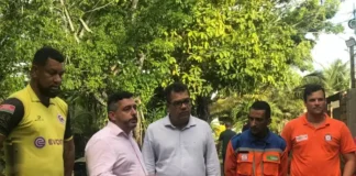 Moradores denunciam peixes mortos em lagoa e prefeitura vai até o local para investigar e buscar soluções.