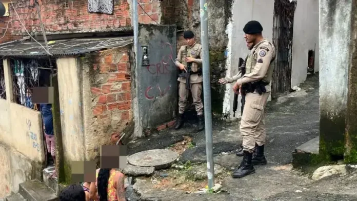 Polícia atua no resgate.