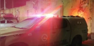 Um suspeito foi baleado e drogas foram apreendidas.