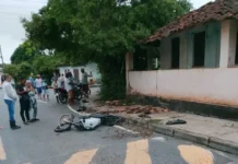 Vítimas colidiram contra muro de residência.