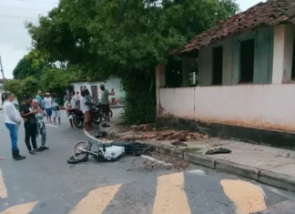 Vítimas colidiram contra muro de residência.