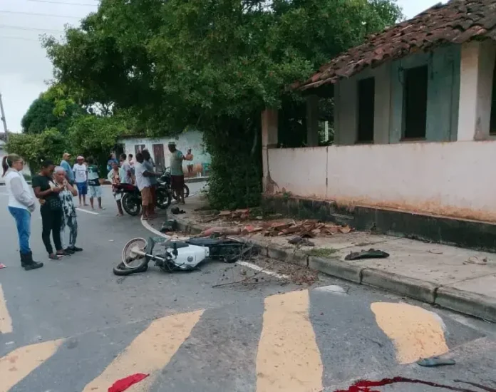 Vítimas colidiram contra muro de residência.