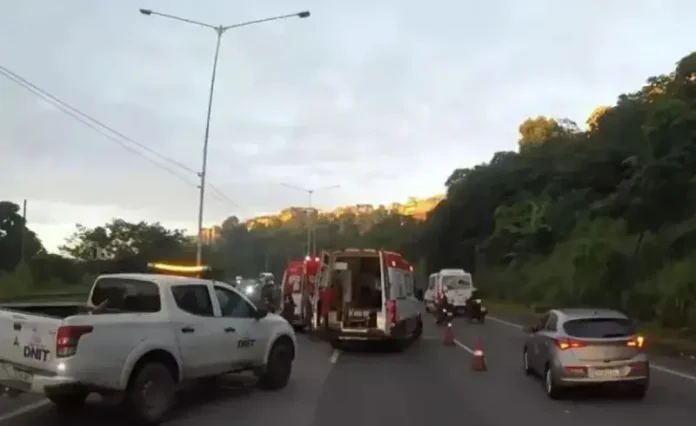 A colisão aconteceu próximo à Estação Pirajá e o trânsito segue lento até o bairro de Valéria.