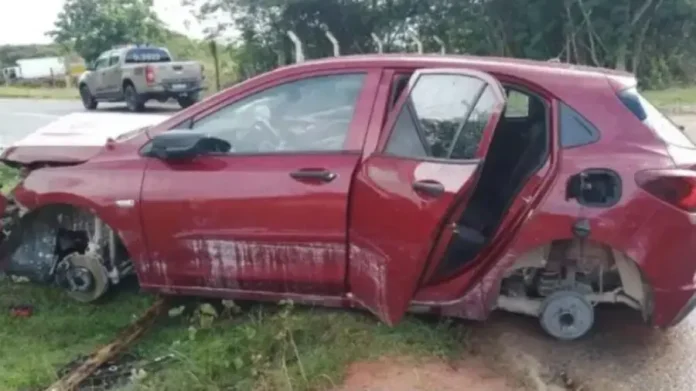 As investigações seguem para identificar os responsáveis pelo crime.