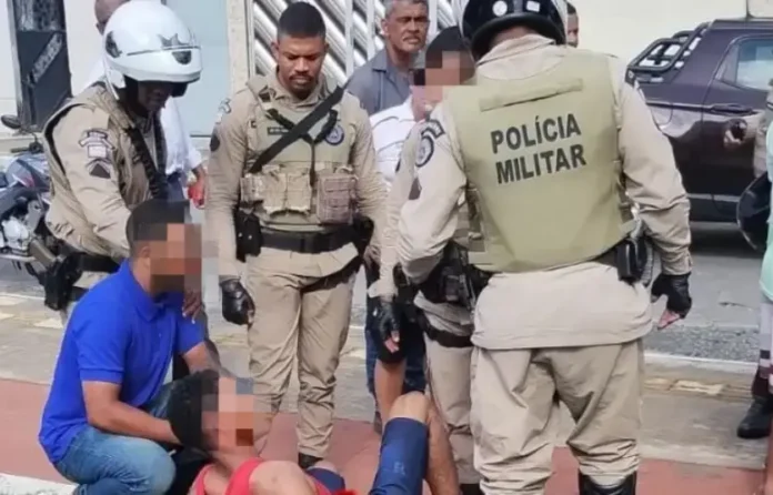 Com ele, estavam dois celulares e um relógio roubados.
