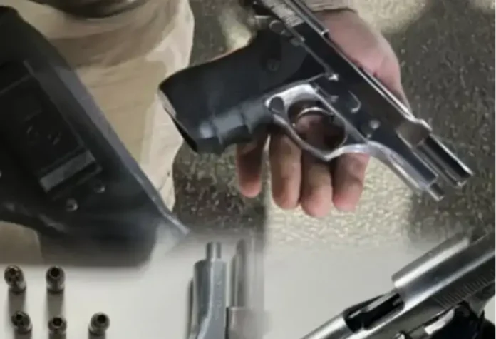 Ele só foi parado após tiros nos pneus do carro. Arma ilegal foi apreendida no veículo.