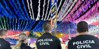 Os suspeitos foram detidos em flagrante após tentarem agredir os policiais