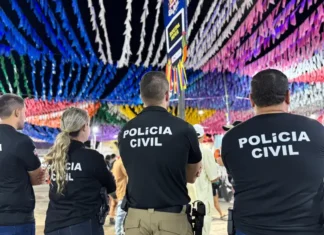 Os suspeitos foram detidos em flagrante após tentarem agredir os policiais
