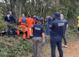 Três vítimas foram achadas abraçadas.