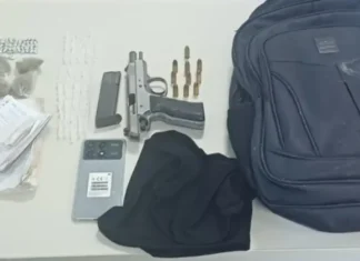 Armas, drogas e anotações do crime foram apreendidas.