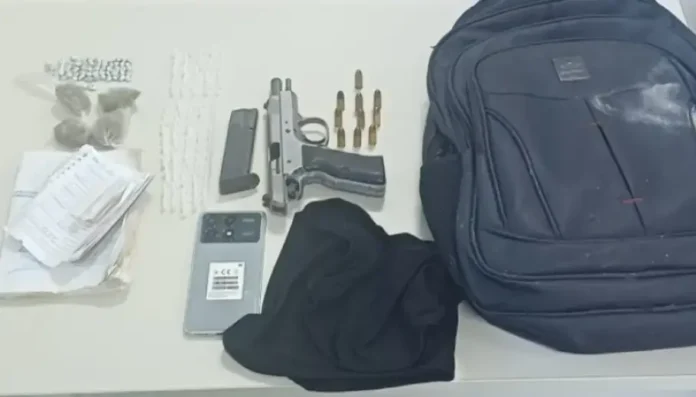 Armas, drogas e anotações do crime foram apreendidas.