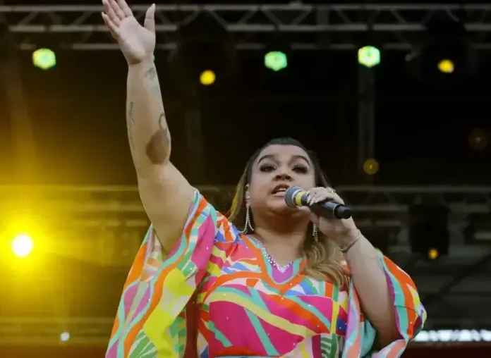 Celebração com músicas e cortejo marcaram a despedida da artista.