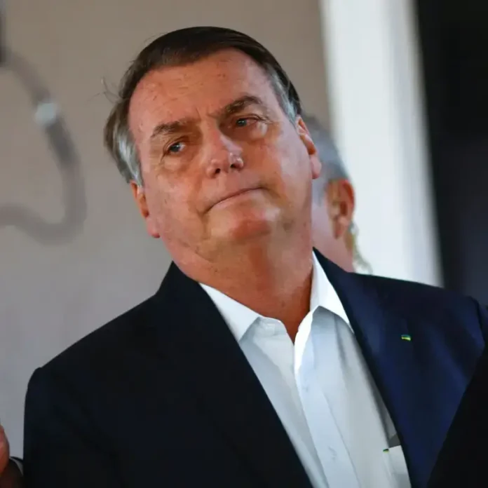 Ex-presidente também está fora das redes sociais.