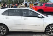Homem é baleado e bate carro em poste após ser alvo de tiros na orla de Piatã