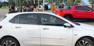 Homem é baleado e bate carro em poste após ser alvo de tiros na orla de Piatã