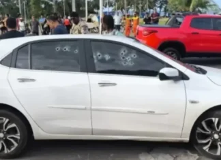 Homem é baleado e bate carro em poste após ser alvo de tiros na orla de Piatã